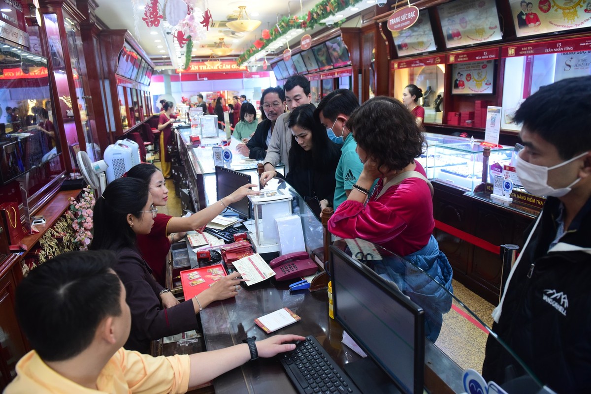 Mở cửa, giá vàng SJC ở mức 75,40 - 77,90 (mua vào, bán ra) giảm so với chiều 18/2. Mở cửa, giá vàng SJC ở mức 75,40 - 77,90 (mua vào, bán ra) giảm so với chiều 18/2.