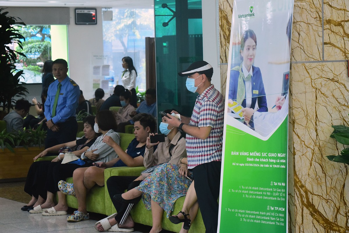 14h30' chiều nay (3/6) 4 ngân hàng thương mại nhà nước mở bán vàng miếng SJC trực tiếp tới người dân. Trong ảnh, người dân chờ đến lượt mua vàng tại điểm bán Trụ sở Vietcombank Chi nhánh Hà Nội, số 11 Cát Linh. 14h30' chiều nay (3/6) 4 ngân hàng thương mại nhà nước mở bán vàng miếng SJC trực tiếp tới người dân. Trong ảnh, người dân chờ đến lượt mua vàng tại điểm bán Trụ sở Vietcombank Chi nhánh Hà Nội, số 11 Cát Linh.