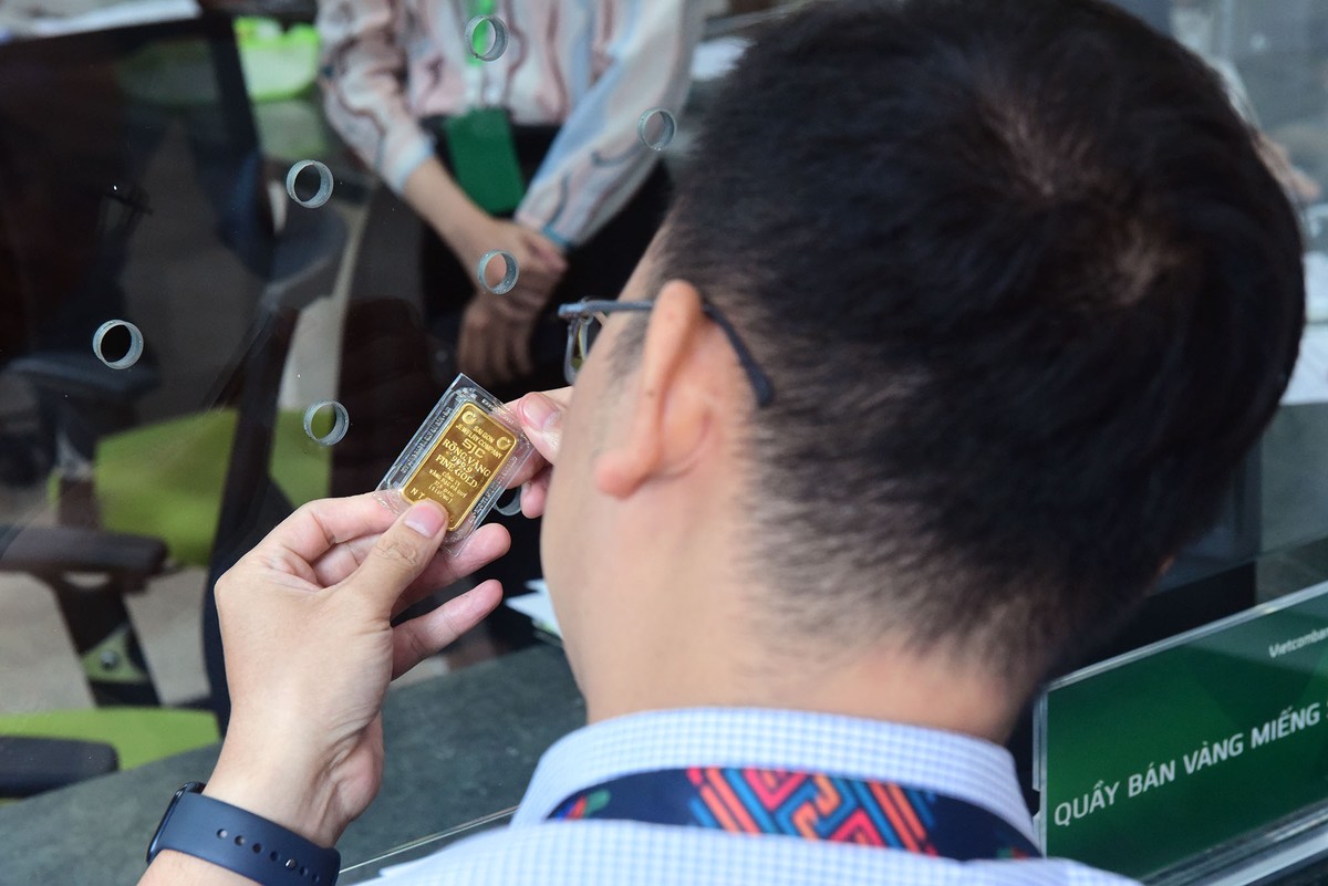 Giá vàng bình ổn bán ra tại các ngân hàng là 79,98 triệu đồng/lượng. Giá bán vàng miếng SJC của NHNN là 78,98 triệu đồng/lượng. Như vậy, các ngân hàng bán vàng miếng trực tiếp cho người dân giá chỉ cao hơn 1 triệu đồng/lượng so với giá bán ra của NHNN. Giá vàng bình ổn bán ra tại các ngân hàng là 79,98 triệu đồng/lượng. Giá bán vàng miếng SJC của NHNN là 78,98 triệu đồng/lượng. Như vậy, các ngân hàng bán vàng miếng trực tiếp cho người dân giá chỉ cao hơn 1 triệu đồng/lượng so với giá bán ra của NHNN.