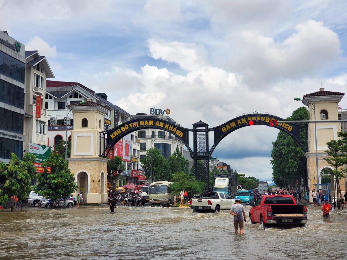 Sau trận mưa lớn, tình trạng ngập úng nặng diễn ra tại Khu đô thị Nam An Khánh và Geleximco trên tuyến đường Lê Trọng Tấn, An Khánh, Hoài Đức, Hà Nội. Sau trận mưa lớn, tình trạng ngập úng nặng diễn ra tại Khu đô thị Nam An Khánh và Geleximco trên tuyến đường Lê Trọng Tấn, An Khánh, Hoài Đức, Hà Nội.