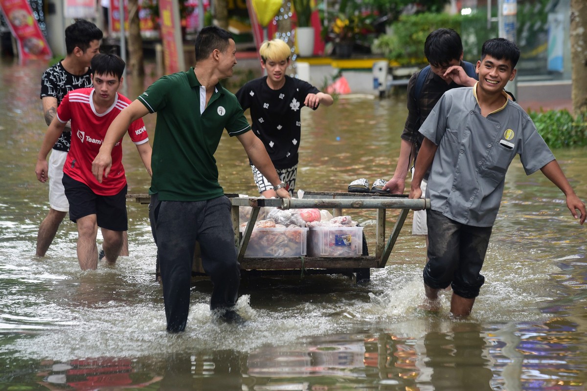 Quá quen với tình trạng ngập lụt, anh Thành một nhân viên nhà hàng cho biết: "Cứ mưa lụt là lại chuyển vật liệu sang nhà hàng bạn ở gần đây để không bị treo bếp". Quá quen với tình trạng ngập lụt, anh Thành một nhân viên nhà hàng cho biết: "Cứ mưa lụt là lại chuyển vật liệu sang nhà hàng bạn ở gần đây để không bị treo bếp".