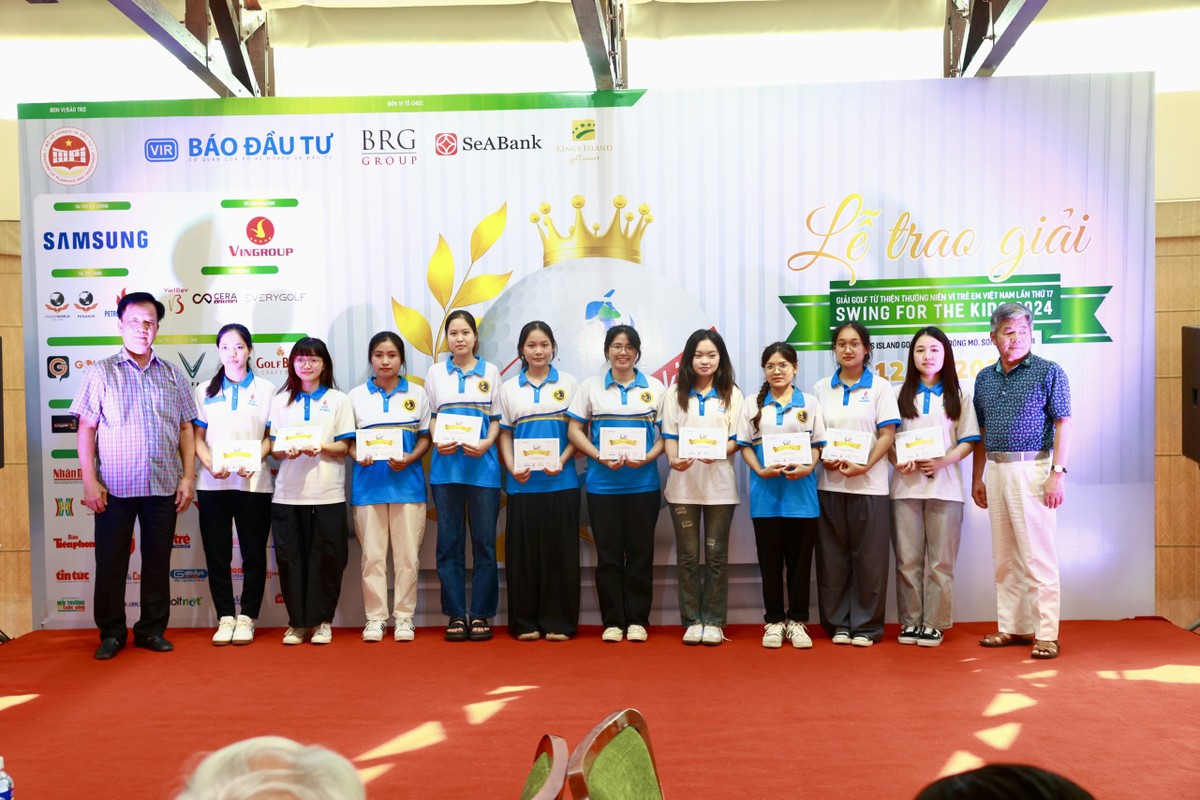 Tại Gala trao giải, Ban Tổ chức đã trao 10 suất học bổng trị giá 10.000.000 đồng/suất cho 10 sinh viên nghèo có thành tích học tập cao đến từ Đại học Giao thông Vận tải và Học viện Chính sách Việt Nam.