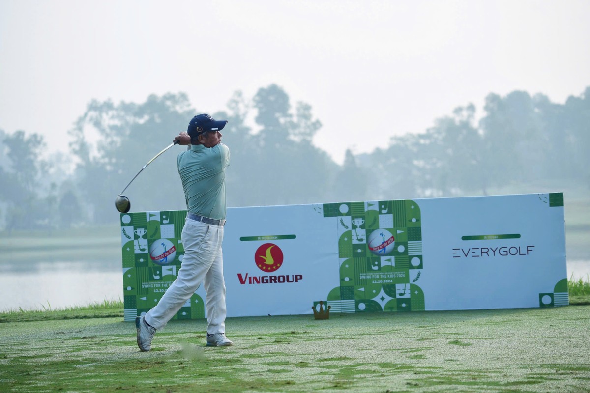 Bắt đầu từ cú swing (một chuyển động phức tạp của động tác xoay người đánh bóng trong môn thể thao golf) của nguyên Phó thủ tướng Nguyễn Mạnh Cầm thực hiện vào một ngày mùa hè năm 2007, ý tưởng về một giải golf không chuyên với mục đích từ thiện ra đời. Trong ảnh: Nguyên Bộ trưởng Bộ Kế hoạch và Đầu tư Bùi Quang Vinh thực hiện một cú swing tại giải đấu năm nay.
