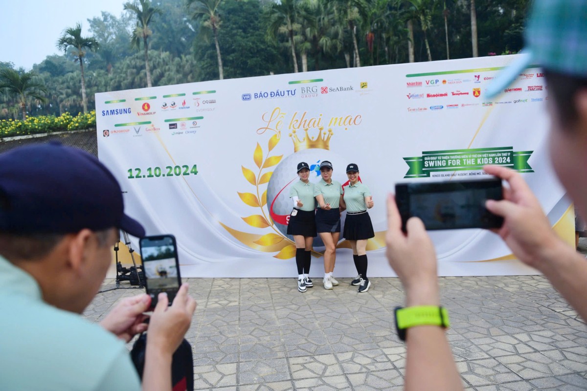 Trước giờ khai mạc, nhiều golfer tranh thủ chụp ảnh lưu niệm tại Giải. Không chỉ tham gia hoạt động xã hội từ thiện, các golfer tham gia giải đấu năm nay còn có cơ hội nhận được nhiều giải thưởng hấp dẫn từ các nhà tài trợ.