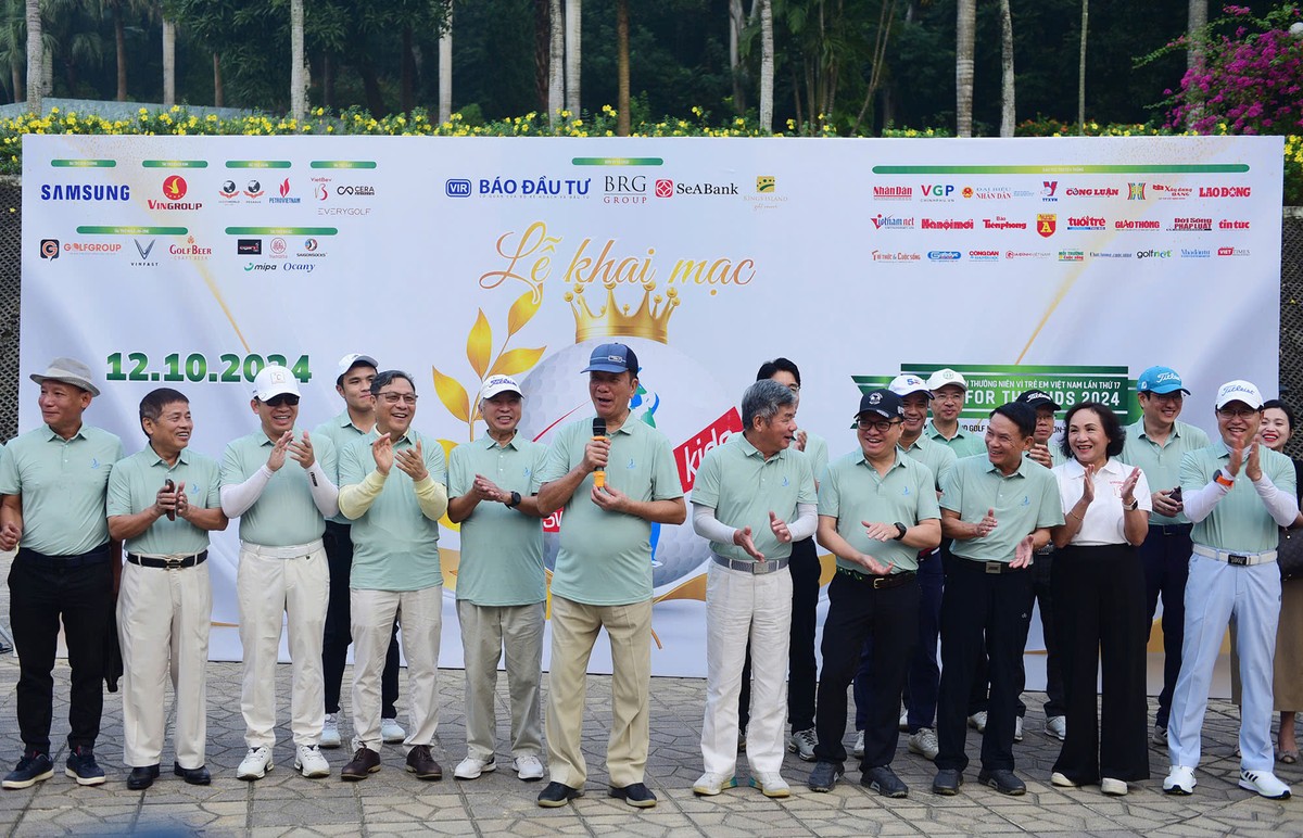Sáng 12/10, tại sân golf Kings Island Golf Resort (Đồng Mô, Sơn Tây, Hà Nội) đã diễn ra Giải golf từ thiện Vì trẻ em Việt Nam lần thứ 17 - Swing for the Kids 2024. Đây là hoạt động xã hội do Báo Đầu tư và Công ty cổ phần Tập đoàn BRG tổ chức thường niên nhằm gây quỹ từ thiện cho học sinh nghèo học giỏi trên cả nước. Trong ảnh: Nguyên Bộ trưởng Bộ Kế hoạch và Đầu tư Võ Hồng Phúc (người cầm mic) phát biểu tại Lễ khai mạc Giải.