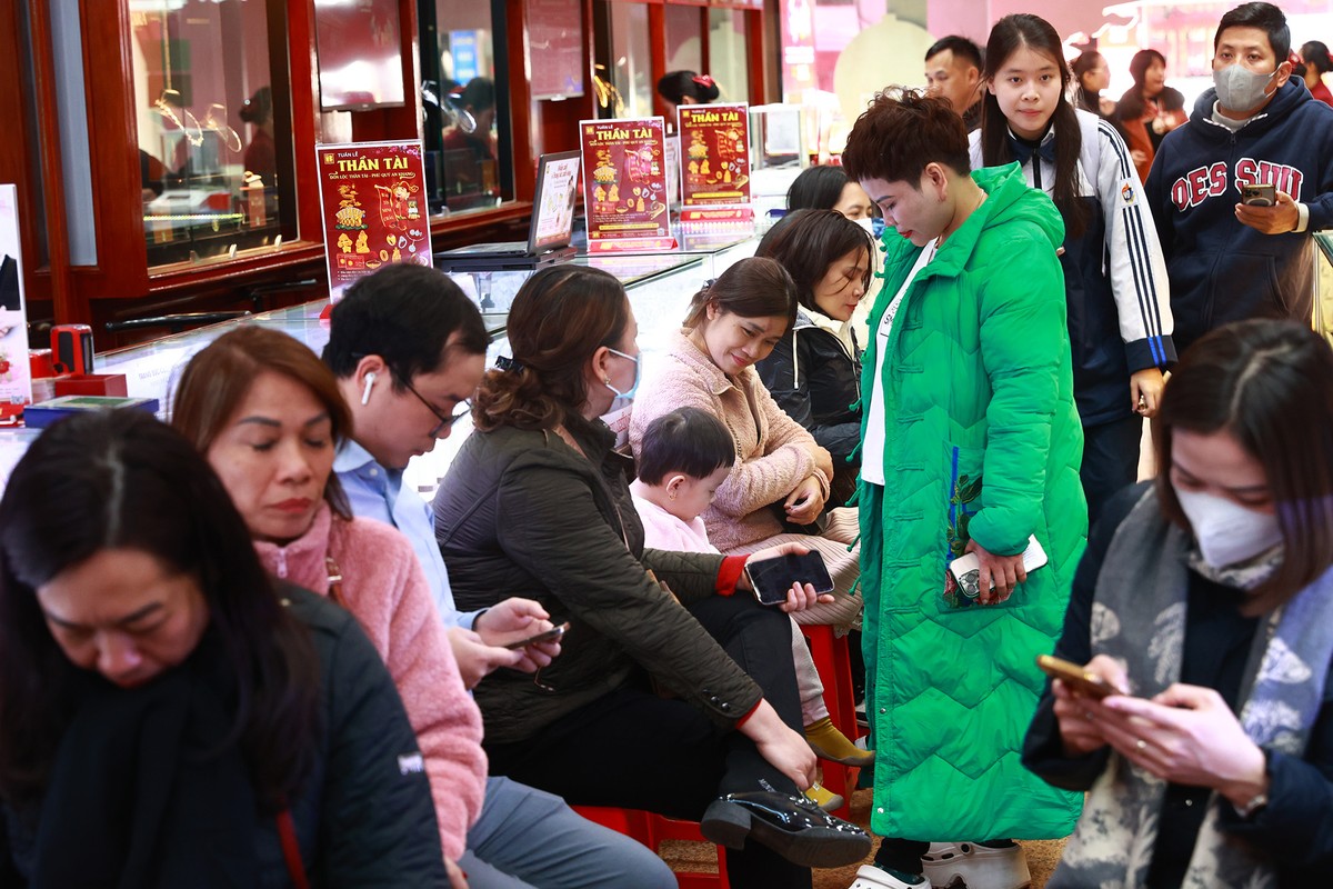 Tuy vậy, mỗi người vẫn phải chờ hàng tiếng đồng hồ khi muốn mua vàng trong ngày hôm nay tại một cửa hàng vàng lớn trên phố Trần Nhân Tông.