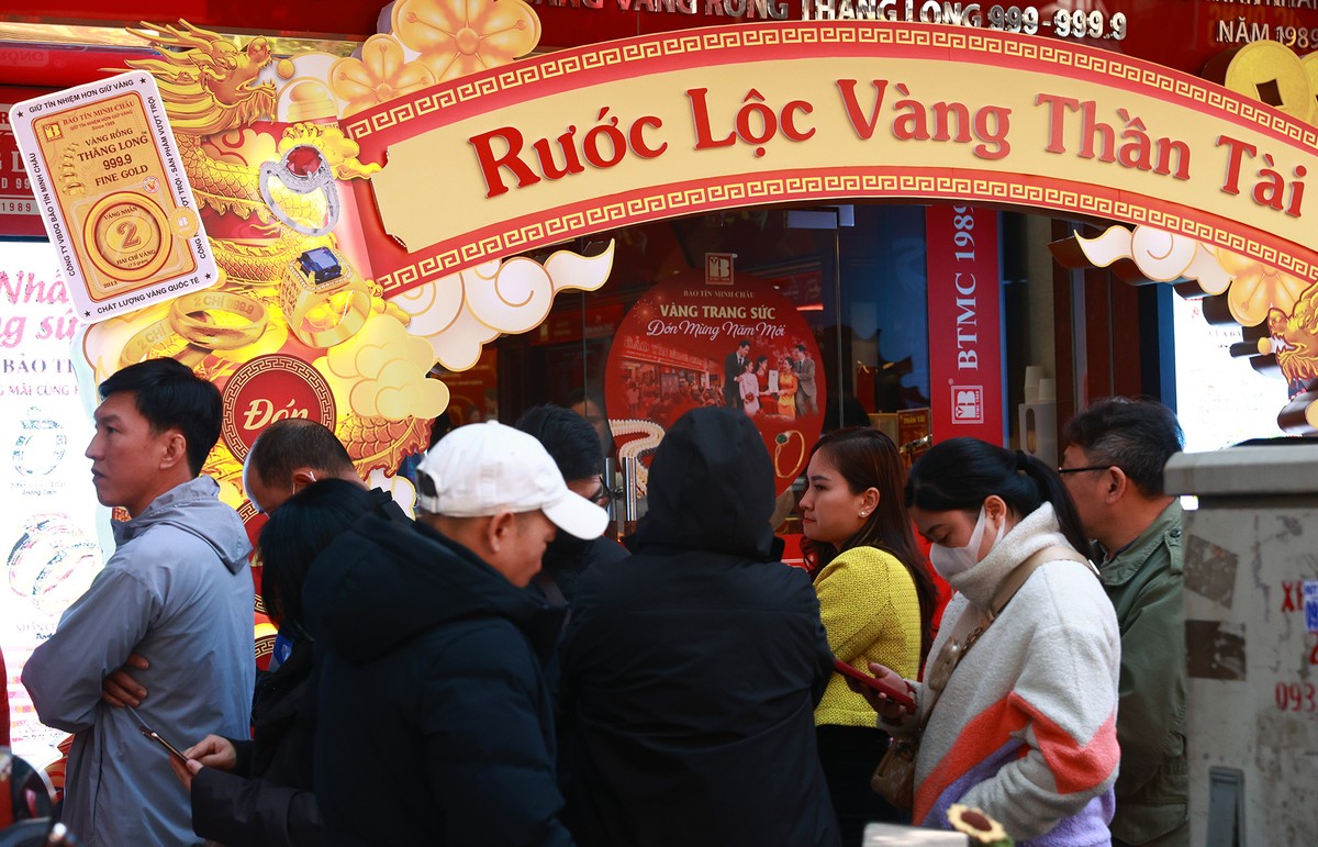 Sau Tết, càng gần ngày Vía Thần tài giá vàng càng lên cao khiến nhiều người chấp nhận xếp hàng mua vàng sớm chứ không chờ đến đúng ngày mùng 10 Âm lịch.