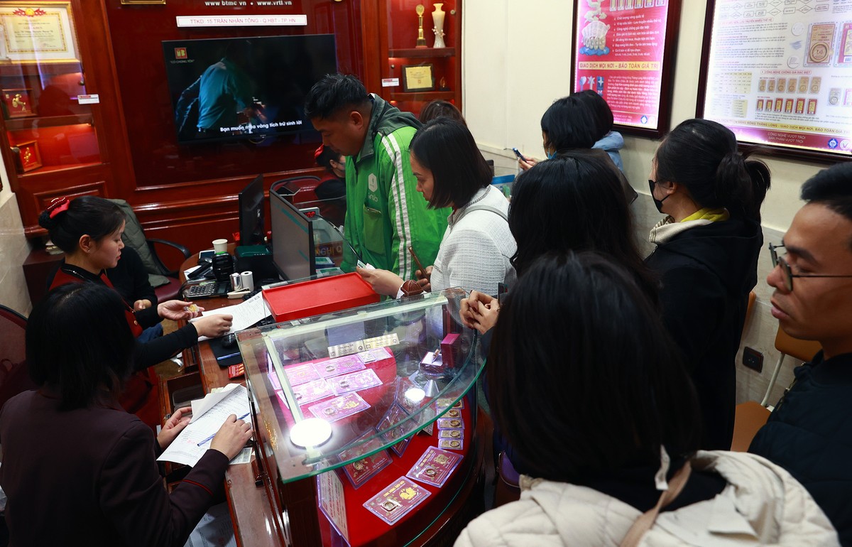 và nhận vàng luôn kín người.