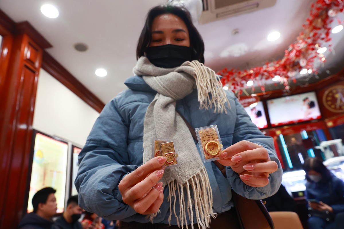 Chị Diệp, Hai Bà Trưng cho biết, đã chờ đợi từ 10h30 đến 12h30 mới đến lượt mình mua vàng. &quot;Chờ đợi lâu nhưng đến lượt tôi thì nhà vàng thông báo đã hết loại vàng nhẫn 1 chỉ và 2 chỉ. Do đó, tôi phải chuyển sang loại nhẫn 0,5 chỉ và loại nhẫn 10 chỉ&quot;, chị Diệp nói.