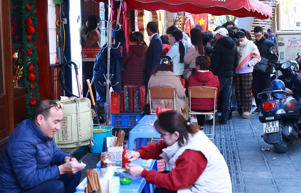 Càng về trưa lượng người xếp hàng chờ mua vàng càng lúc càng đông.