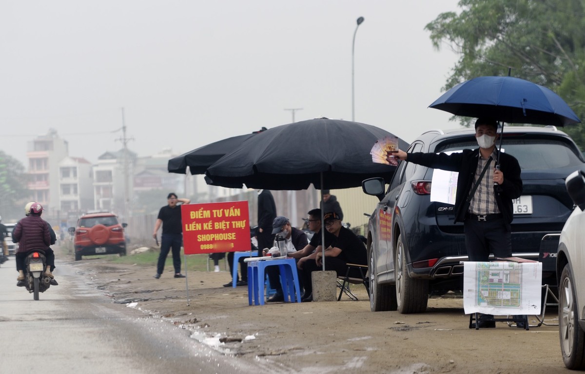 Trước thông tin dự án có thể được mở bán trong thời gian tới, &quot;đội quân&quot; môi giới bất động sản đã xuất hiện rất nhiều xung quanh khu vực.
