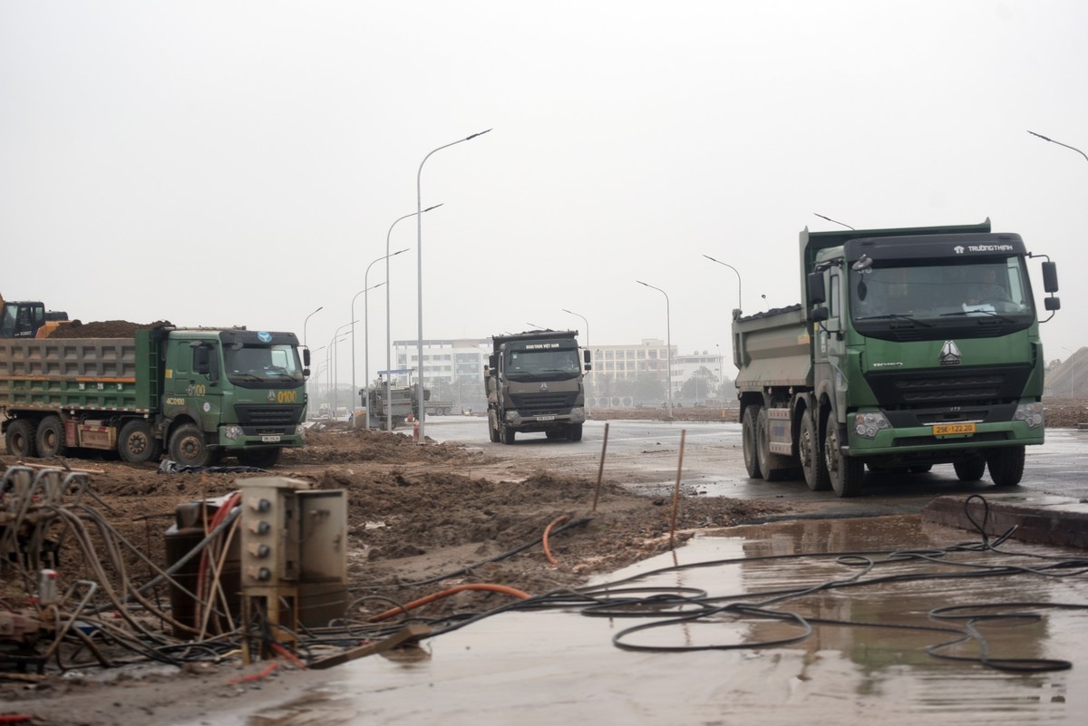 Hiện tại, dự án vẫn đang trong giai đoạn hoàn thiện mặt bằng. Trong sáng 4/3, trong công trường, thiết bị nhân công hoạt động tấp nập, các khu nhà đã được phân chia rõ ràng, đường nội khu rải thảm nhựa.