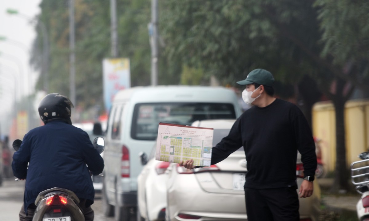 Môi giới đứng ngay vỉa hè để giới thiệu thông tin cho khách