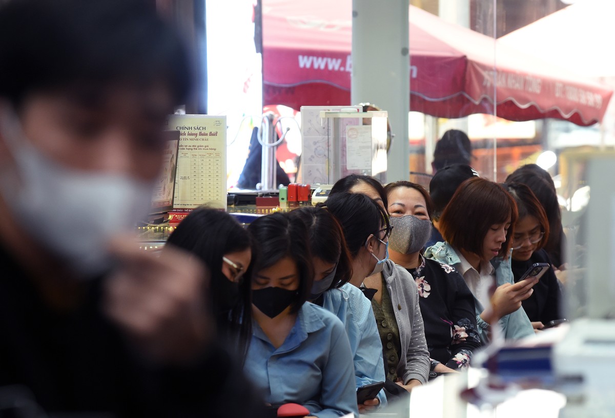 &quot;Hôm trước ở Cầu Giấy tôi phải chờ 4 tiếng, hôm nay giảm còn 2 tiếng là nhanh hơn rồi&quot; anh Thành (Hà Đông) cho biết.