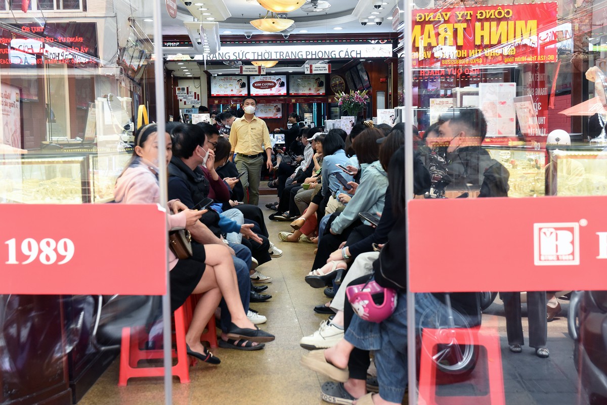 Có những cửa hàng đầy kín người xếp hàng chờ đợi.