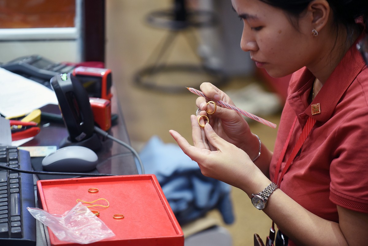 Với mức giá khoảng 3.145,8 USD/ounce ở thời điểm hiện tại, thì giá vàng thế giới quy đổi sang VND (đã tính thuế, phí gia công) đang ở mức 99,6 triệu đồng/lượng, như vậy, vàng trong nước đang cao hơn khoảng 2,8 triệu đồng/lượng so với vàng thế giới.