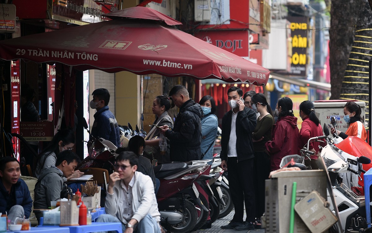 Khách hàng xếp hàng từ ngoài cửa hiệu vàng.