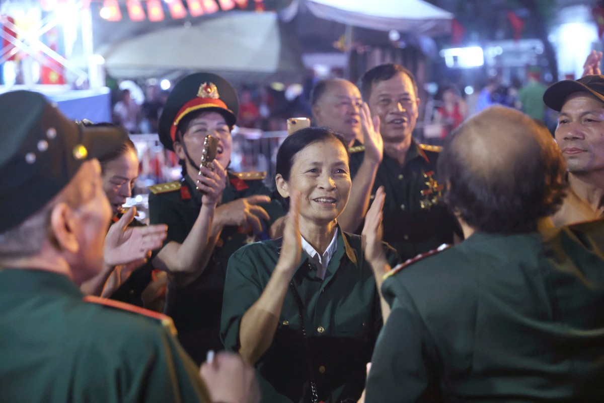 Không chỉ những người trẻ, các bác cựu chiến binh, người cao tuổi cất cao tiếng hát trong không khí sôi động, náo nhiệt chờ đón buổi tổng duyệt diễu binh, diễu hành. Trước đó, Công An TP Hà Nội tạo dựng các khu vực ưu tiên với khoảng hơn 5.000 chỗ ngồi dành riêng cho các cựu chiến binh và người cao tuổi xem diễu binh, diễu hành kỷ niệm 80 năm Cách mạng Tháng Tám thành công và Quốc khánh 2-9 (A80).