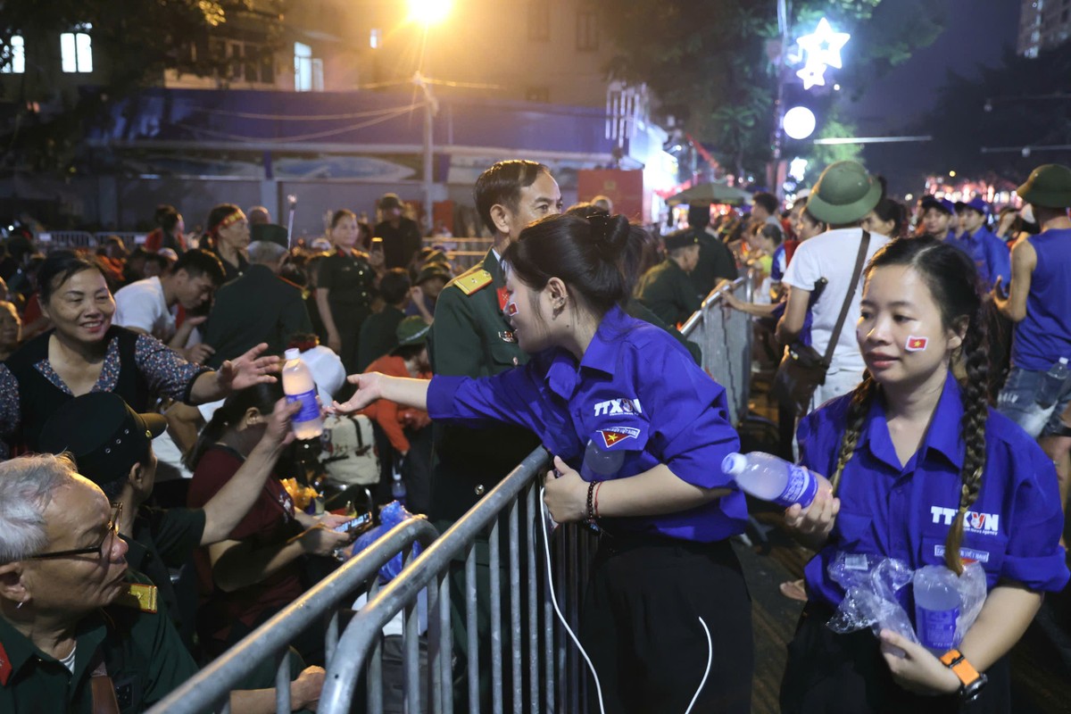 Khu vực ưu tiên được đặt tại vị trí lý tưởng trên đoạn đường Hùng Vương, Trần Phú, Tràng Tiền,... cho phép các cựu chiến binh và người cao tuổi cùng toàn thể Nhân dân có thể theo dõi trọn vẹn và trang nghiêm buổi tổng duyệt chương trình A80 sắp tới được thoải mái, an toàn.