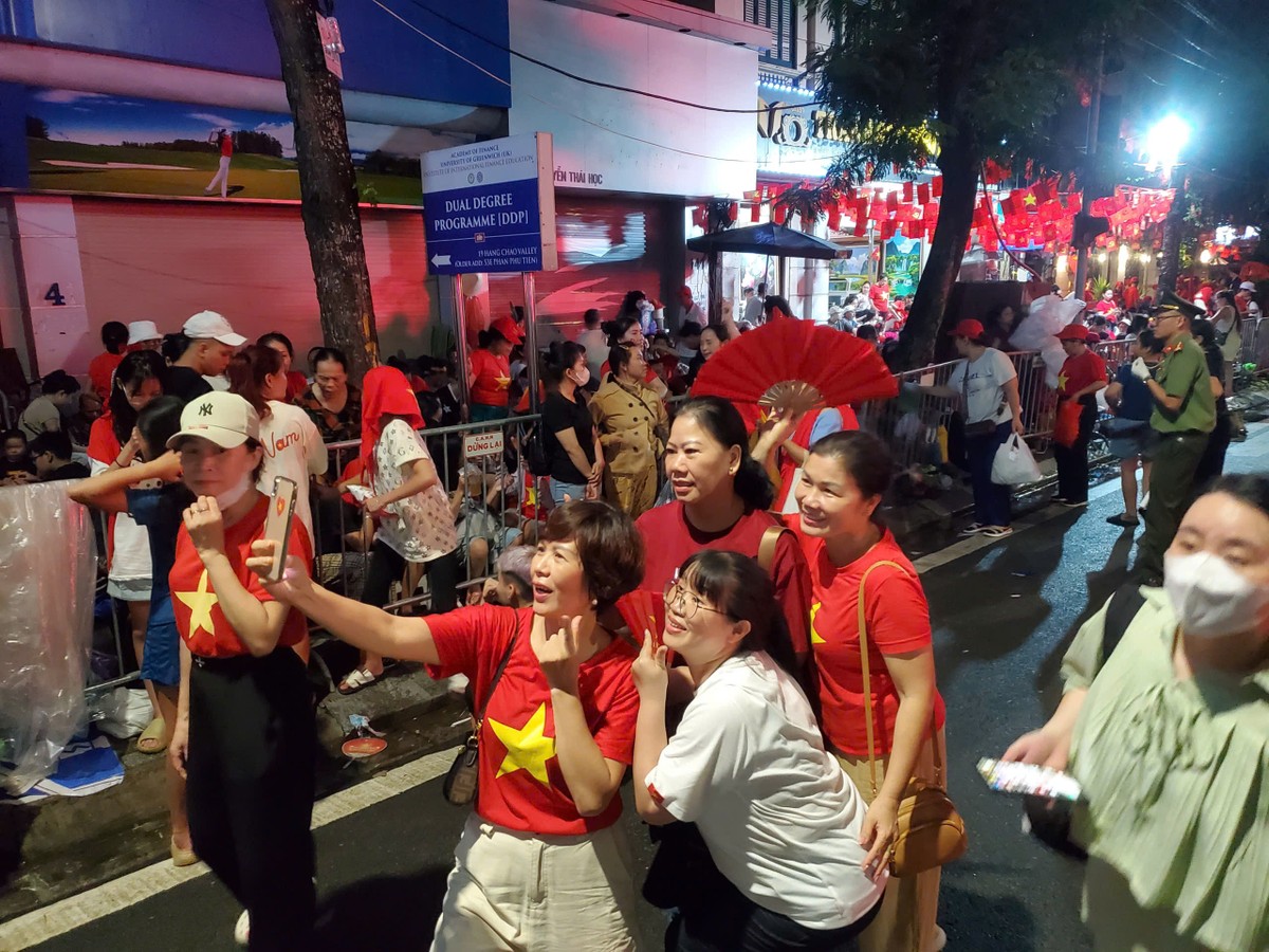 Có nhiều người dân đã &quot;xếp chỗ&quot; đẹp từ tối 28/8 để hòa mình vào không khí háo hức của toàn thành phố.