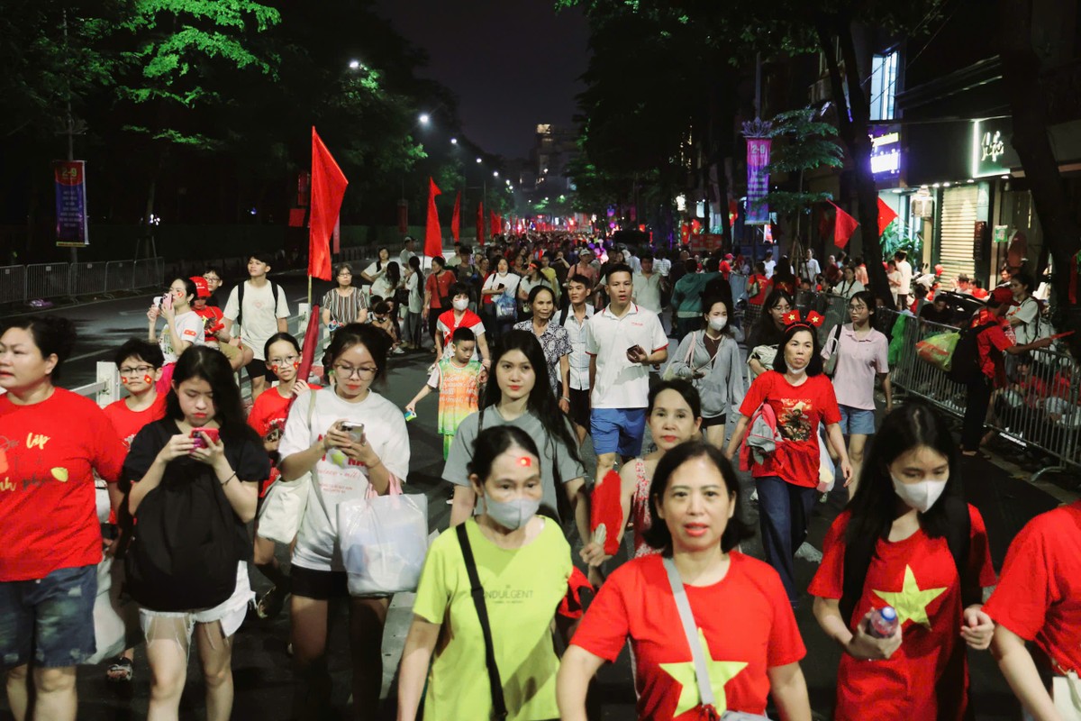 Dù thời tiết không thuận lợi, hàng nghìn người dân vẫn đổ về các tuyến đường quan trọng để tìm vị trí đẹp, chờ đến buổi tổng duyệt cấp Nhà nước lễ diễu binh, diễu hành vào sáng 30/8.