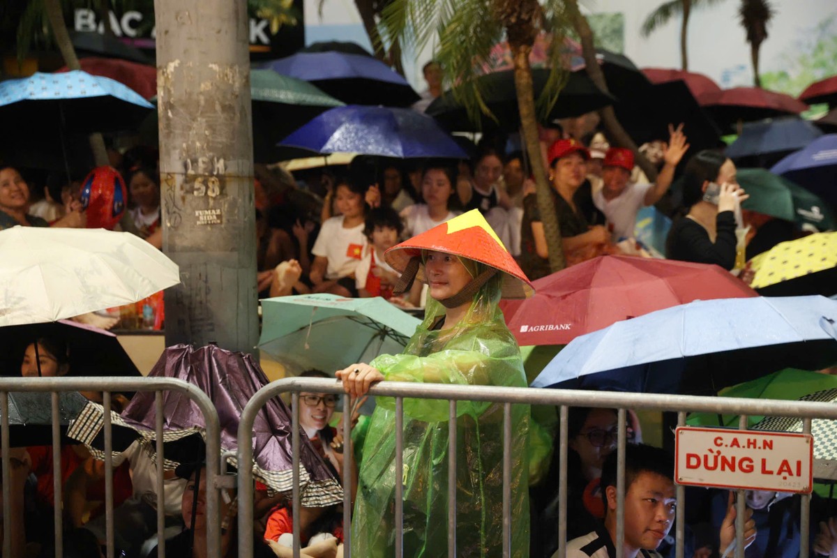 Người dân kiên trì bám vị trí dù có thời điểm trời vẫn mưa không ngớt.