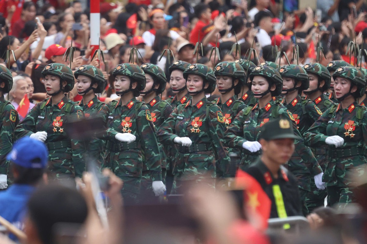 Đoàn diễu binh &quot;Đi giữa vòng tay nhân dân&quot;. Khối nữ chiến sĩ thông tin.