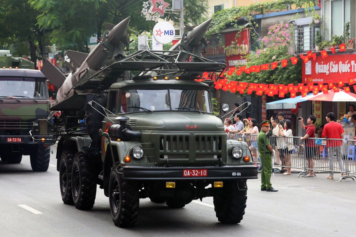 Xe chở và nạp đạn của tổ hợp tên lửa S-125-VT.