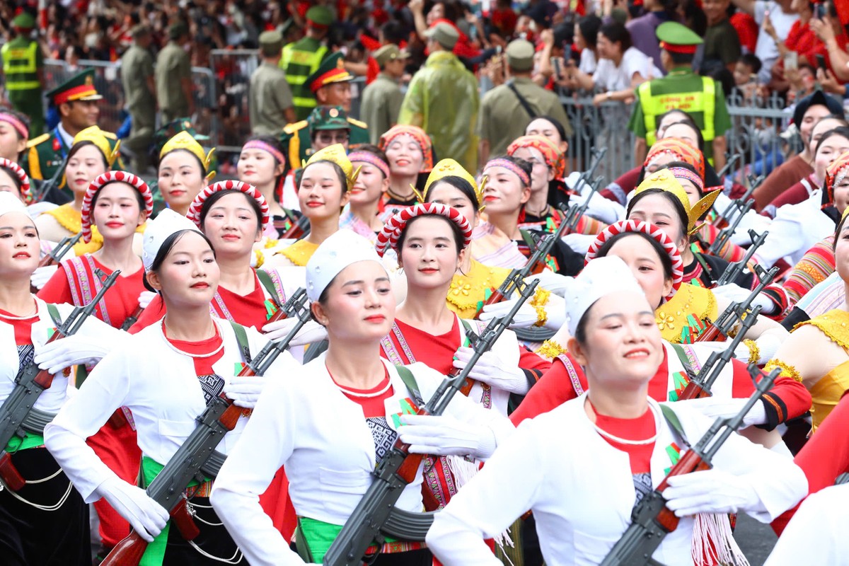 Khối nữ quân nhân các dân tộc Việt Nam.