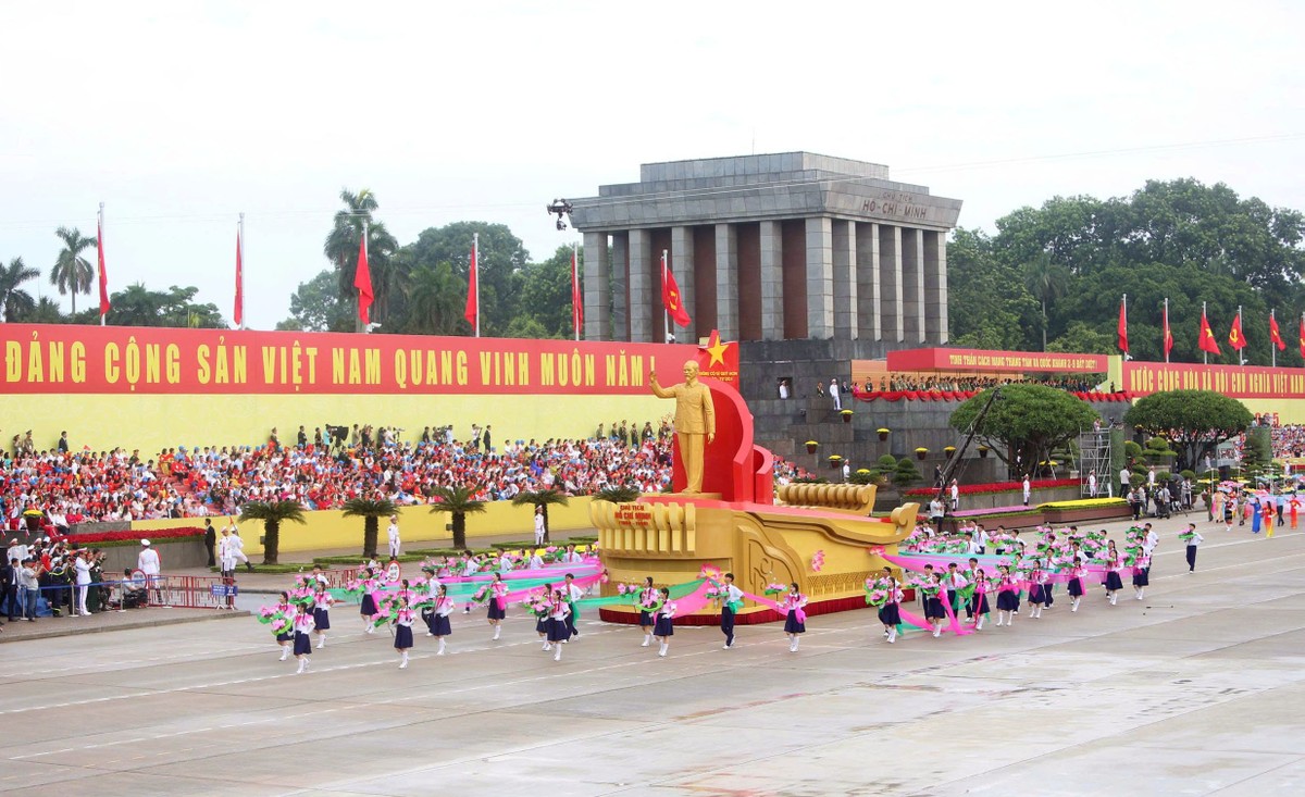 Bốn khối nghi trượng mở đầu đội hình diễu binh diễu hành. Xe rước Quốc huy với thân xe được phát triển từ họa tiết chèo thuyền gắn với trống đồng; 54 thanh niên đại diện 54 dân tộc. Tiếp đến là nghi trượng rước cờ Tổ quốc, cờ Đảng; xe rước chân dung Chủ tịch Hồ Chí Minh và biểu tượng 80 năm Quốc khánh.