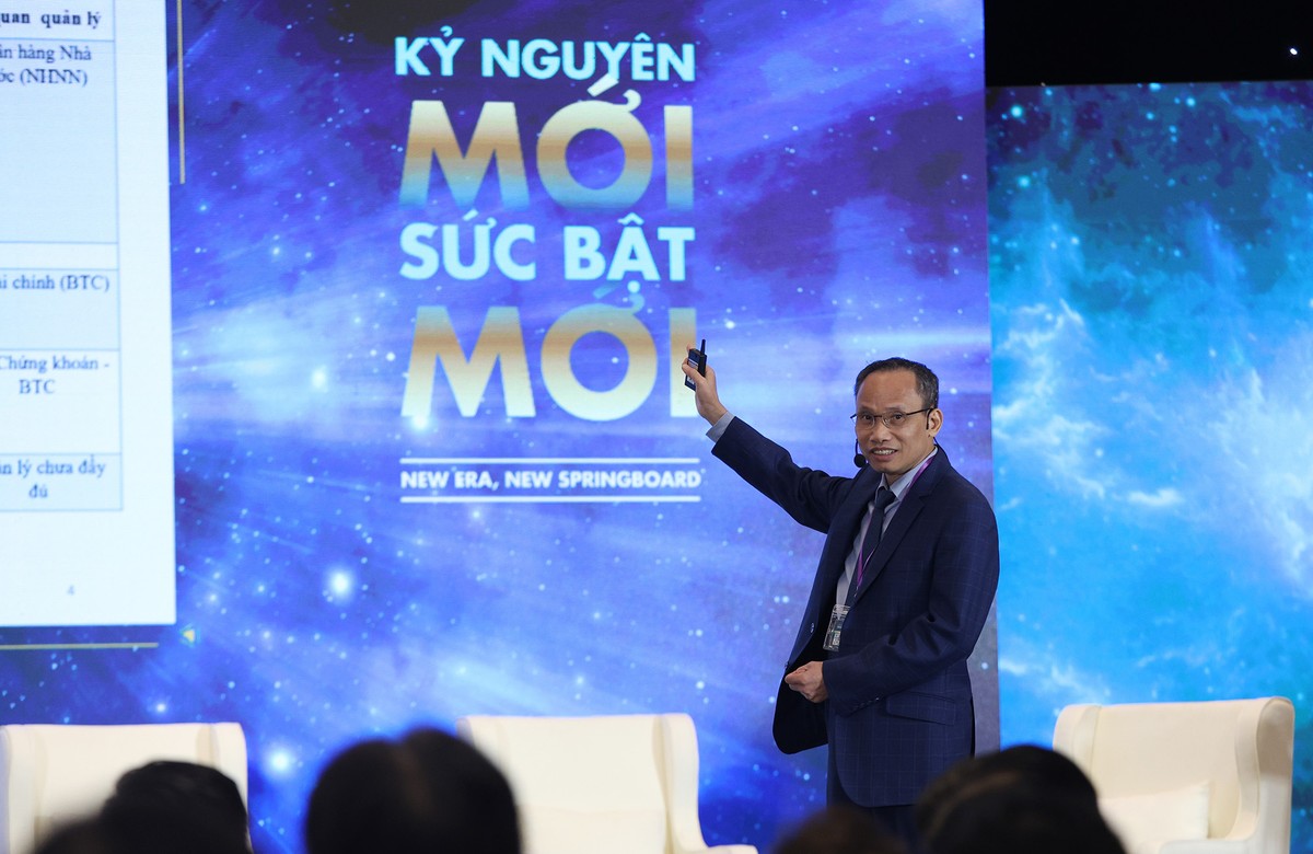 Trình bày tham luận tại Diễn đàn, TS. Cấn Văn Lực cho biết, kể từ đầu năm tới nay, thị trường bất động sản đã có những dấu hiệu phục hồi rõ nét. Tuy vậy, giá bất động sản đang quá cao so với thu nhập của người dân. “Không thể để giá bất động sản tăng mãi như thế này được. Đánh thuế với bất động sản thứ hai chỉ là một chuyện, cần nhiều giải pháp đồng bộ như: Kiểm soát van tín dụng bất động sản, xây dựng cơ sở dữ liệu để ngăn đầu cơ, thổi giá; đa dạng hóa nguồn vốn và sản phẩm…” ông Lực chia sẻ.