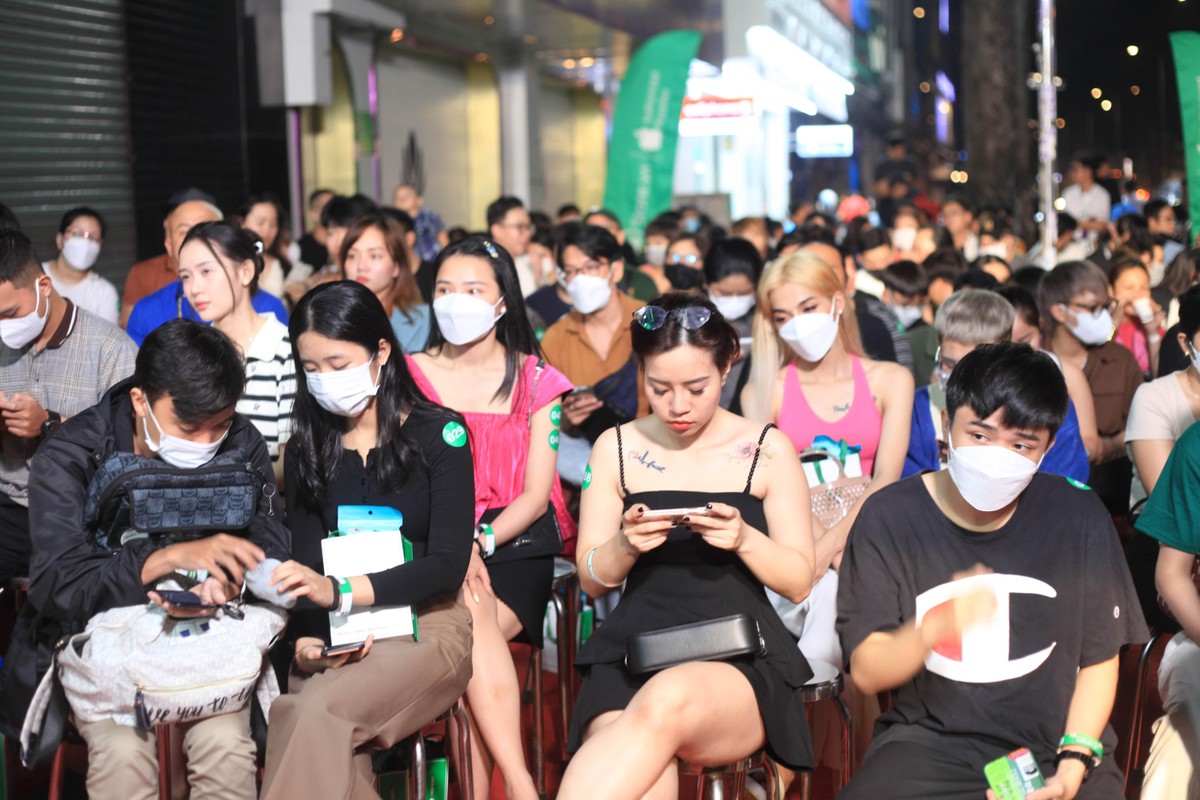 Khách hàng chờ đợi giờ mở bán.