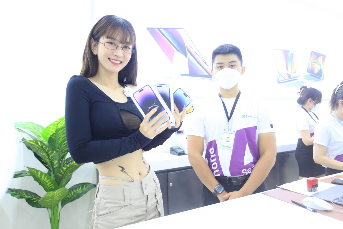 Tại sự kiện mở bán, đại diện của Apple cũng trao giấy chứng nhận Apple Authorised Reseller (AAR) cho 24hstore. 24hStore mong muốn sẽ là nơi mua sắm lý tưởng, đem lại nhiều chính sách giá tốt cùng tốc độ giao hàng, chế độ khuyến mãi, hậu mãi hấp dẫn hơn nữa dành cho khách hàng.