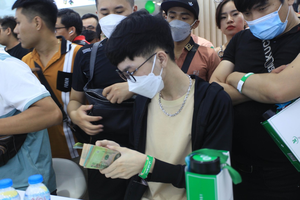 Khách hàng xuống tiền để sở hữu iphone 14.