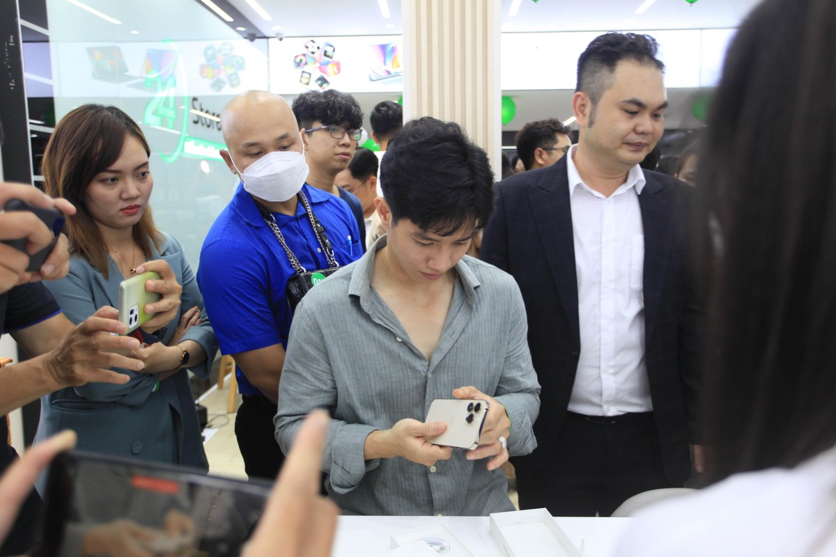 Niềm vui khi sở hữu của các bạn trẻ.