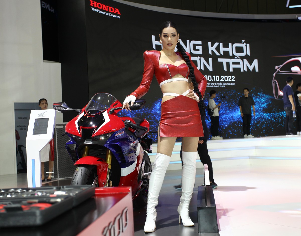 Điểm mới lạ của năm nay là ngoài các hãng ô tô, triển lãm còn có sự tham gia trưng bày của hơn 200 gian hàng công nghiệp hỗ trợ và các phương tiện vận chuyển khác điển hình là xe tải VEAM, xe mô tô phân khối lớn Honda Bigbike, xe máy điện Dat Bike, xe limousine Dcar.