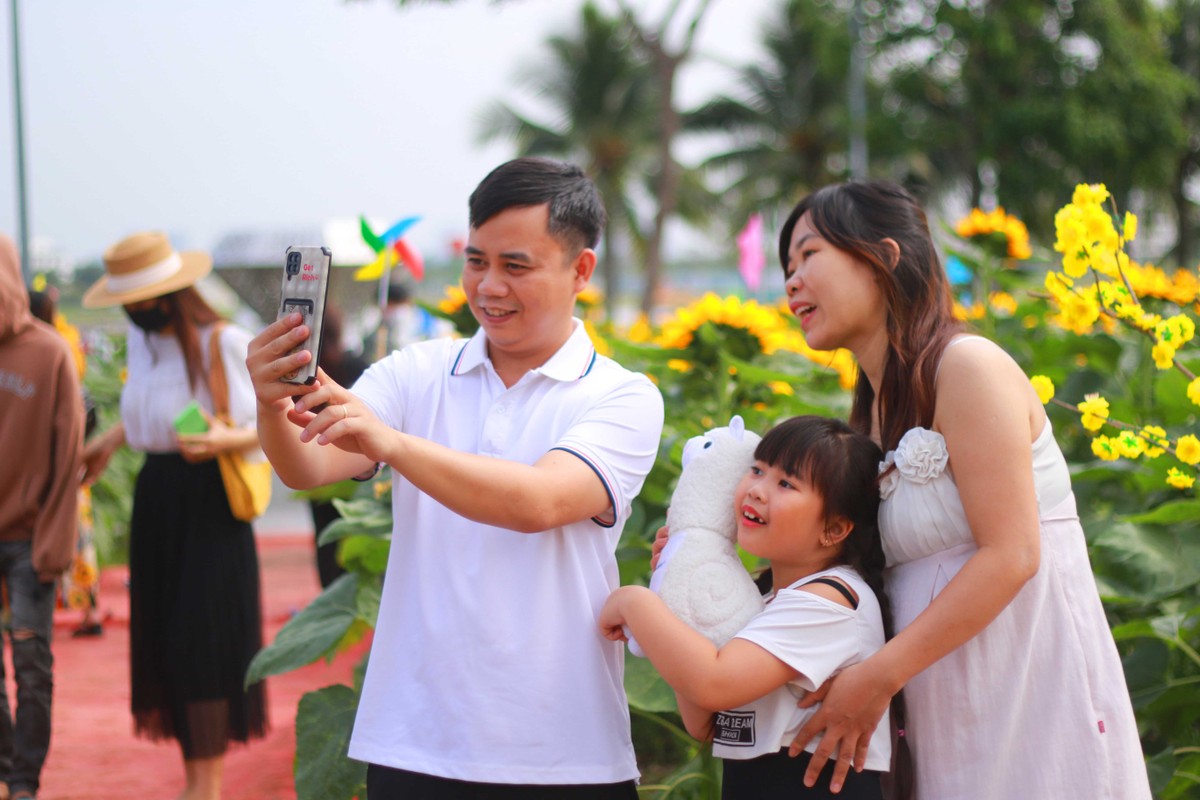 Thời tiết cuối năm mát mẻ , ủng hộ các gia đình trẻ đến vui chơi và ngắm hoa.