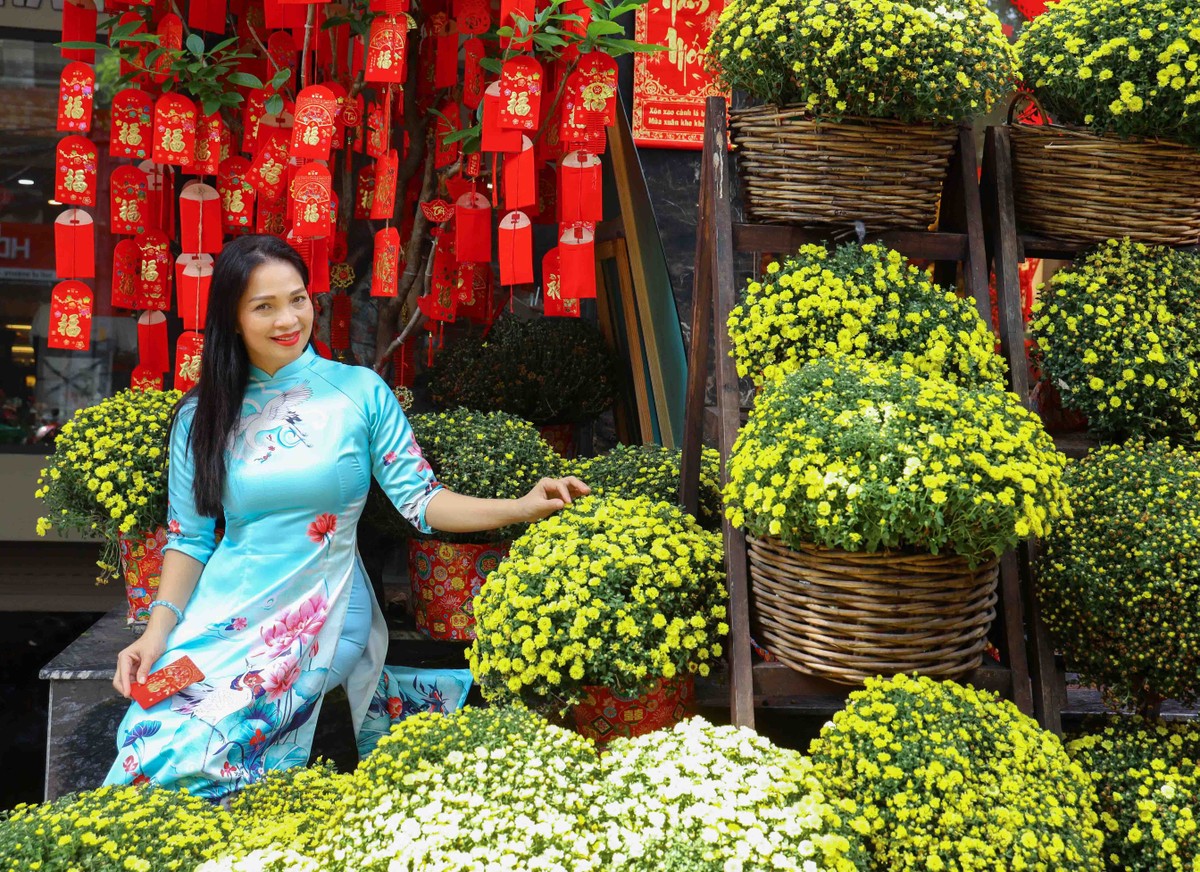 Tiếp viên trưởng Vũ Kim Cúc nhẹ nhàng duyên dáng trong tà áo dài truyền thống.