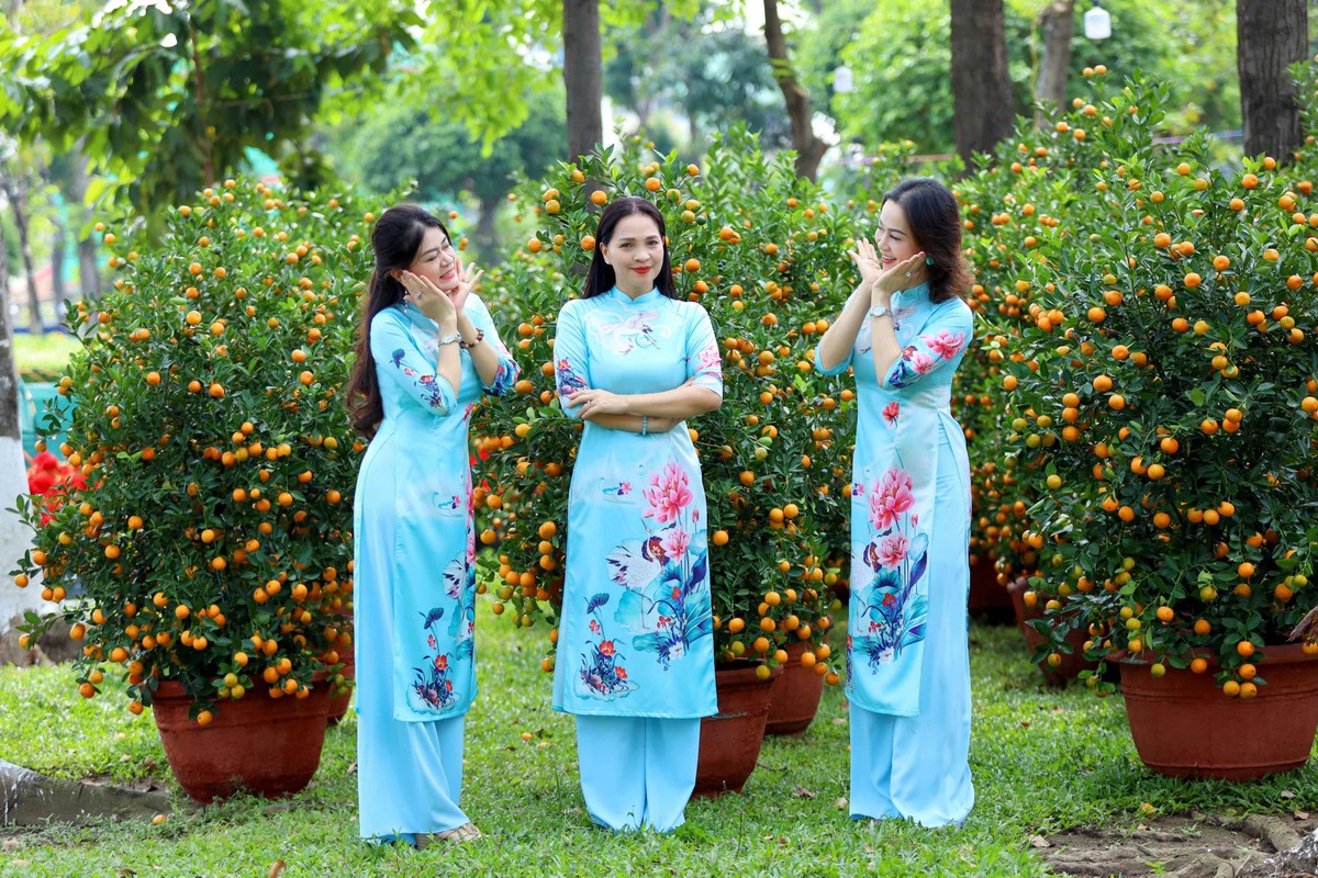 Giữa rừng hoa xuân rực rỡ là những “Đóa hoa di động” tạo nên cảnh sắc vui tươi, nhộn nhịp. Các chị em đến đâu đều tỏa sáng đến đó