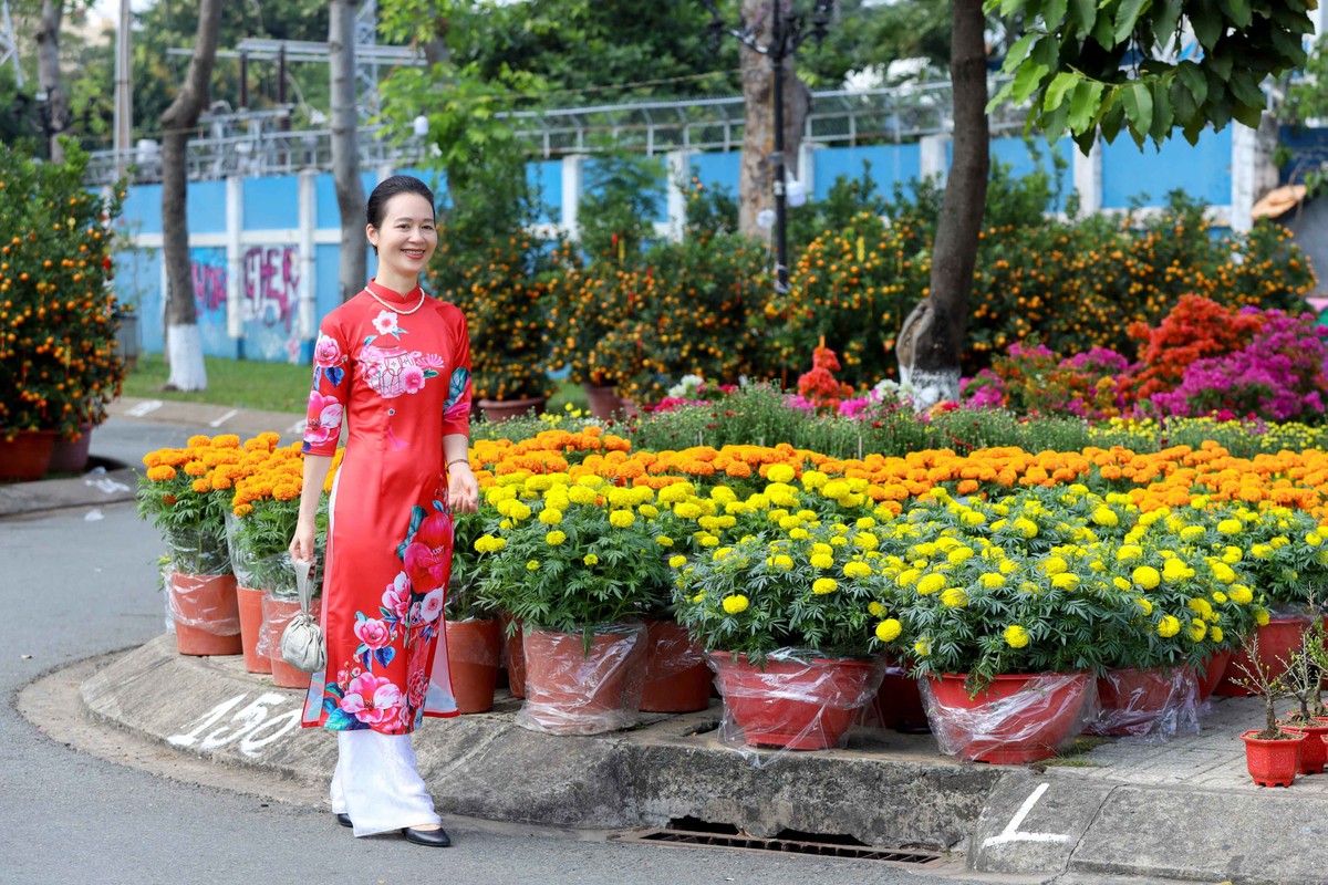 Chị Phạm Thanh Trâm &quot;Giữa rừng hoa xuân rực rỡ là những “Đóa hoa di động” tạo nên cảnh sắc vui tươi, nhộn nhịp. Các chị em đến đâu đều tỏa sáng đến đó&quot;
