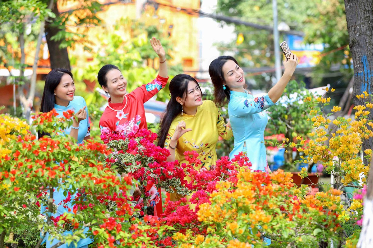 Sau thời điểm nghỉ hiếm hoi, các tiếp viên trưởng lại ngược xuôi trên các chuyến bay đưa hành khách trở lai với công việc thường ngày.