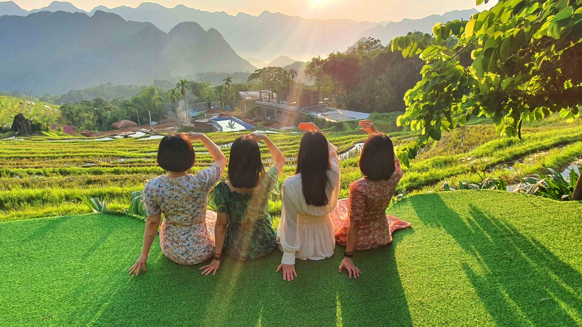 Du khách thập phương vượt đường xa đến với Pù Luông để săn mây và ngắm bình minh. Du khách thập phương vượt đường xa đến với Pù Luông để săn mây và ngắm bình minh.