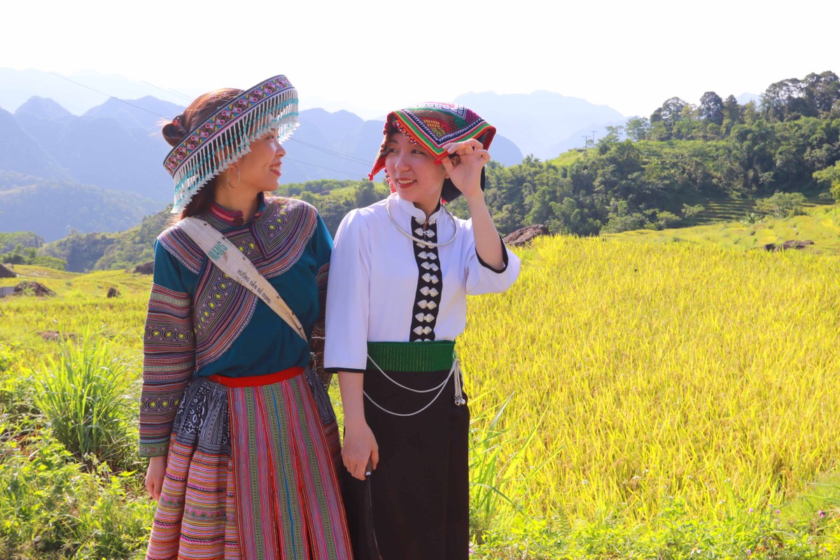 Du khách TP.HCM đầu tư quần áo hóa thân thành người địa phương xuống ruộng bậc thang chụp ảnh ghi lại dấu ấn khi đến với Pù Luông. Du khách TP.HCM đầu tư quần áo hóa thân thành người địa phương xuống ruộng bậc thang chụp ảnh ghi lại dấu ấn khi đến với Pù Luông.