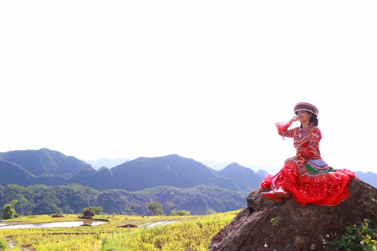Một du khách nữ từ TP.HCM còn hóa thân thành cô gái dân tộc tạo dáng bên các dãy núi và cánh đồng lúa vàng ươm. Một du khách nữ từ TP.HCM còn hóa thân thành cô gái dân tộc tạo dáng bên các dãy núi và cánh đồng lúa vàng ươm.