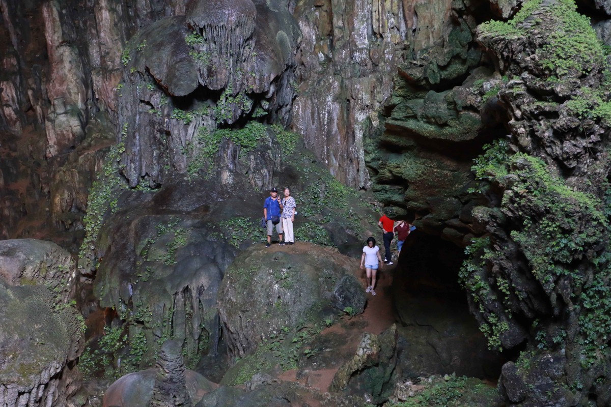 Trên hành trình lên đỉnh Pù Luông hùng vĩ, có một thung lũng rất đỗi nguyên sơ và mộc mạc mang tên Kho Mường. Một điểm nhấn quan trọng của Bản Kho Mường chính là hang Kho Mường hay còn gọi là Hang Dơi, hang động bí hiểm bị bỏ quên giữa vùng đất còn yên ngủ. Trên hành trình lên đỉnh Pù Luông hùng vĩ, có một thung lũng rất đỗi nguyên sơ và mộc mạc mang tên Kho Mường. Một điểm nhấn quan trọng của Bản Kho Mường chính là hang Kho Mường hay còn gọi là Hang Dơi, hang động bí hiểm bị bỏ quên giữa vùng đất còn yên ngủ.