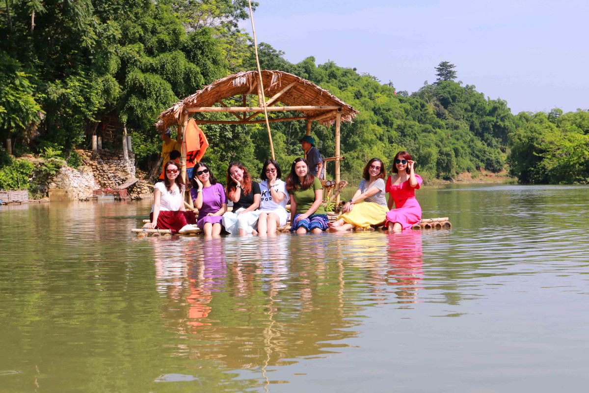 Được ngâm chân dưới dòng nước mát lạnh. Được ngâm chân dưới dòng nước mát lạnh.