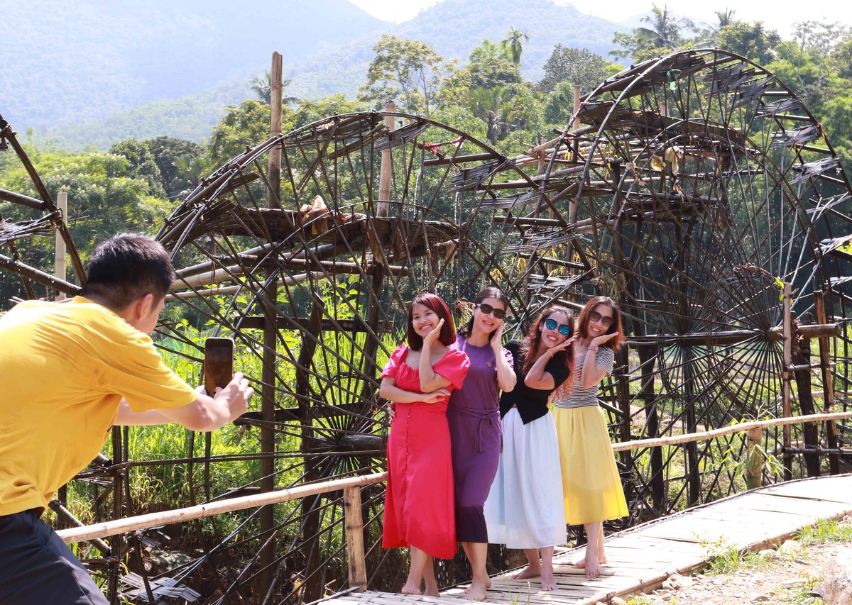 Du khách chụp ảnh kỷ niệm bên Guồng nước tại Pù Luông. Du khách chụp ảnh kỷ niệm bên Guồng nước tại Pù Luông.