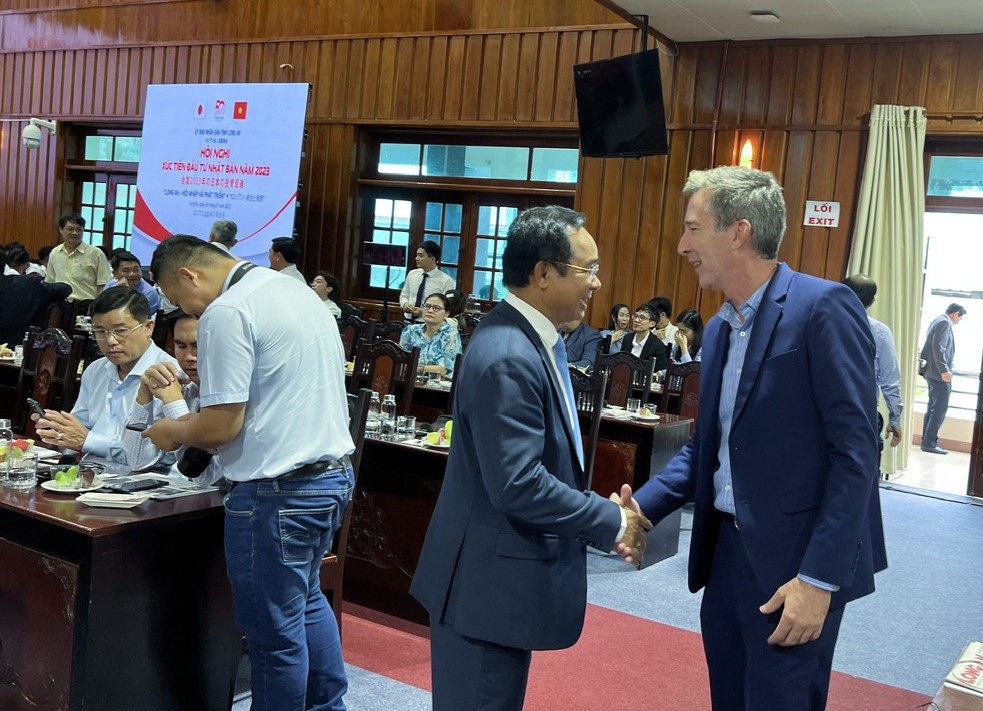 Ông Nguyễn Văn Út (trái), Chủ tịch UBND tỉnh Long An bắt tay ông Brent Beachler, Phó tổng giám đốc CTCP Đầu tư Tân Đức (KCN Tân Đức).