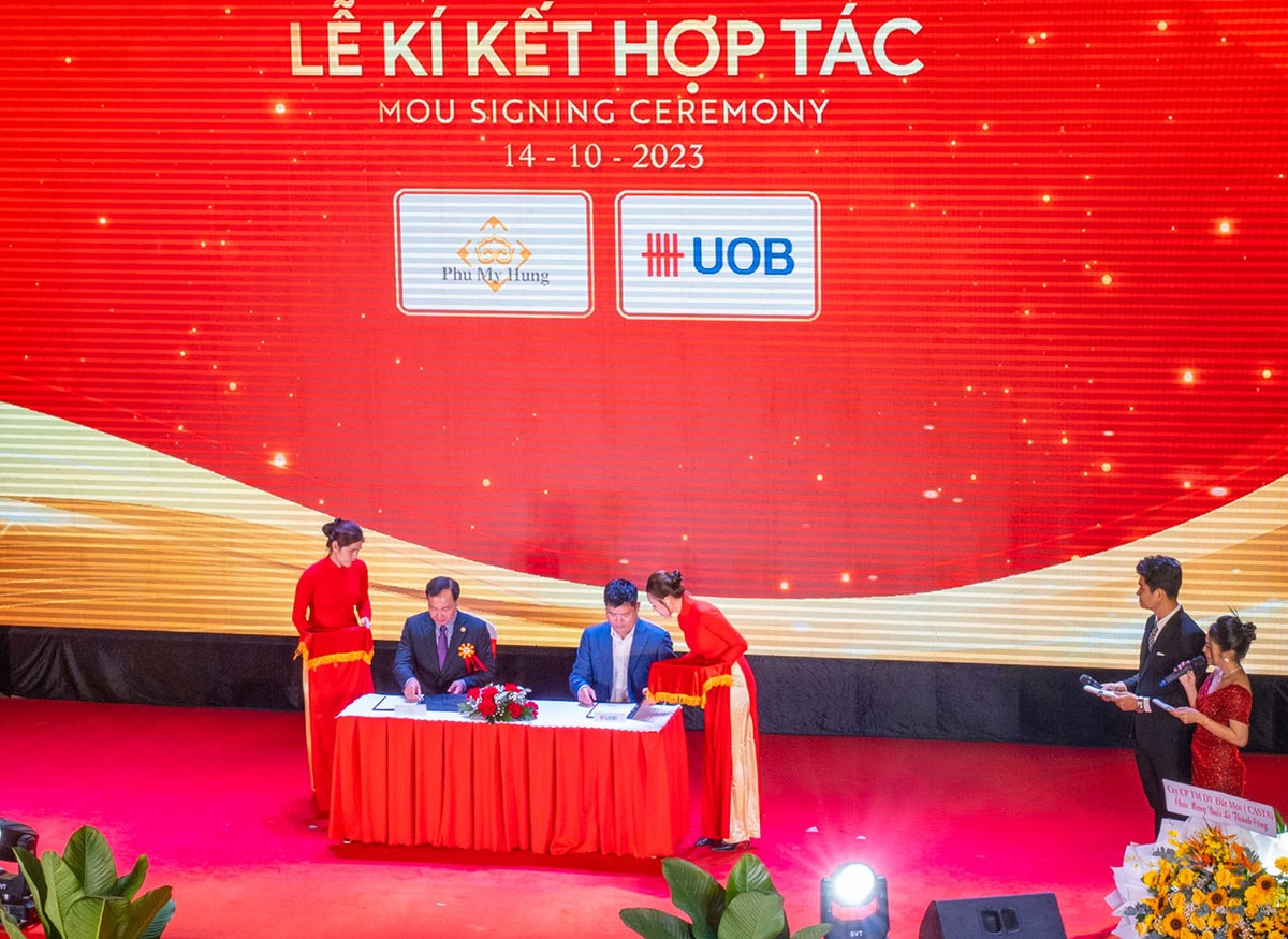 Chủ đầu tư Phú Mỹ Hưng ký kết với ngân hàng UOB chương trình HomeStar với ưu đãi đặc biệt dành cho khách hàng mua căn hộ Phu My Hung The Horizon tại sự kiện tối ngày 14/10/2023. Chủ đầu tư Phú Mỹ Hưng ký kết với ngân hàng UOB chương trình HomeStar với ưu đãi đặc biệt dành cho khách hàng mua căn hộ Phu My Hung The Horizon tại sự kiện tối ngày 14/10/2023.