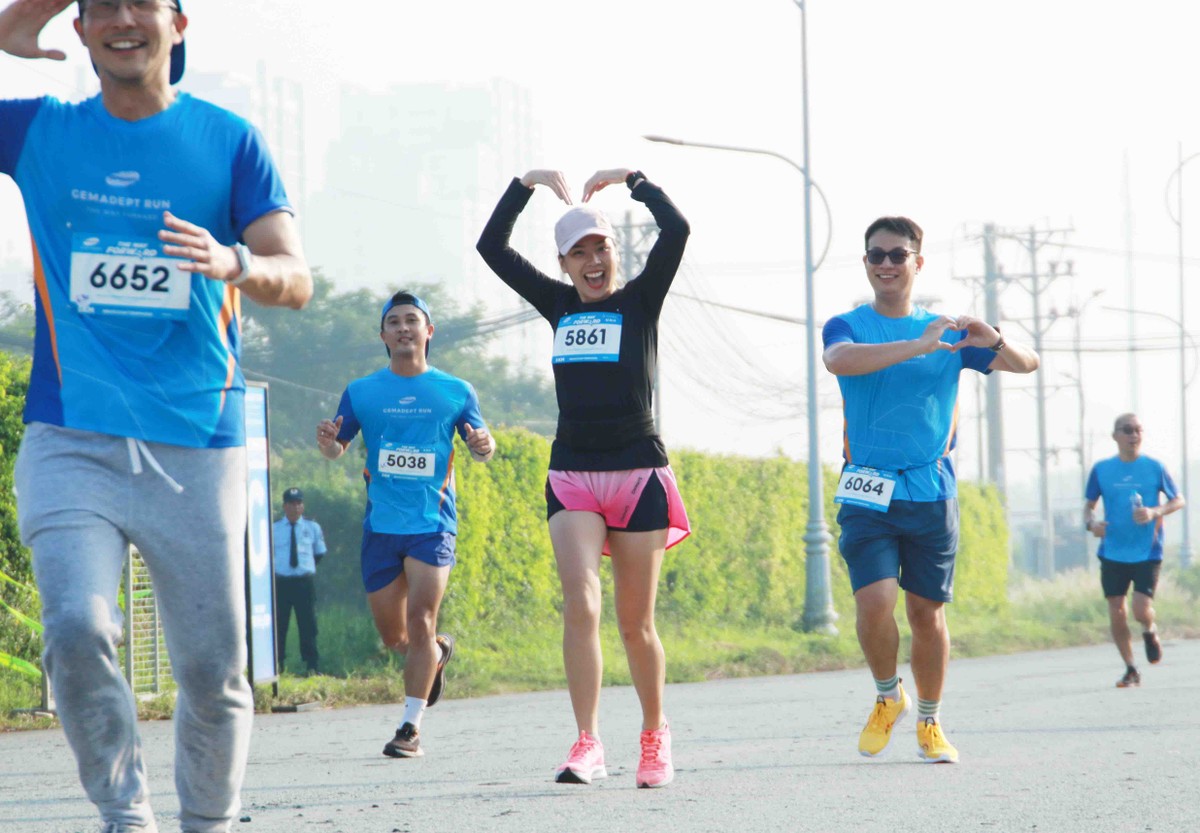 Giải chạy, Gemadept cùng các thành viên tham gia đã phát động cùng nhau trao gửi yêu thương đến các em thiếu nhi có hoàn cảnh khó khăn qua hoạt động gây quỹ từ thiện &quot;Tiên phong vì thế hệ tương lai&quot;.